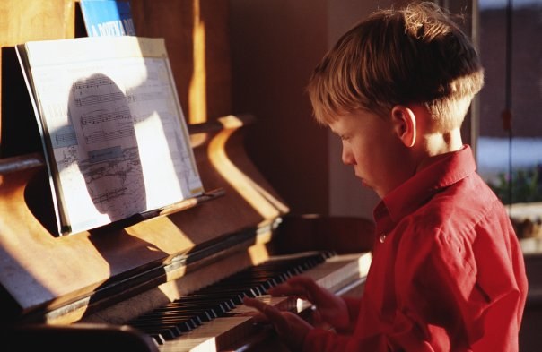 Kako usaditi djetetovo zanimanje za glazbeni instrument