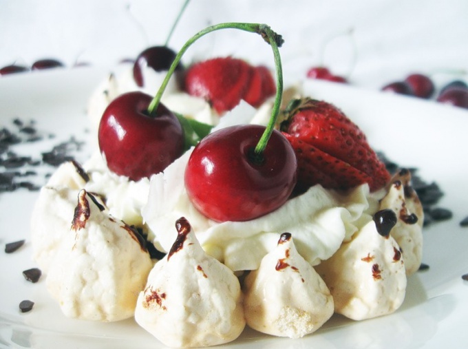 Kako kuhati meringue s bobicama i vrhnjem