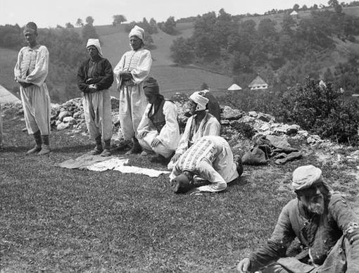 Bošnjaci izvode salatu na otvorenom polju, fotografija R. Bruner-Dvorak, 1906. godine